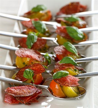 Stekte salamiskiver med cherrytomater
