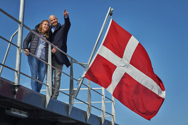 Par på dekk om bord på Fjord FSTR