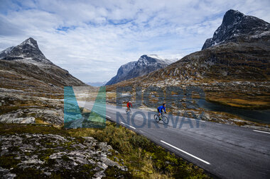 Road bike langs fjorder og fjell