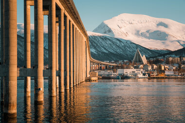Tromsøbrua og Ishavskatedralen om vinteren