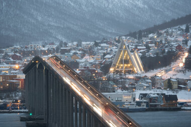 Tromsøbrua og Ishavskatedralen om vinteren