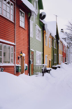 Gamle snødekte hus i Tromsø sentrum