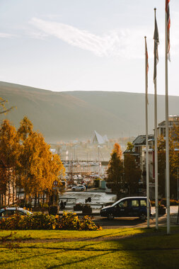 Sentrumsbilde i Tromsø om høsten