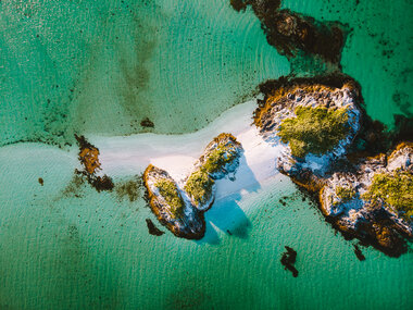 Dronebilde over øy med strand