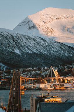 Tromsdalstind og Ishavskatedralen om vinteren