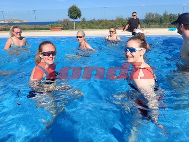 Fremst Åsne Karolius Lysberg og Stine Lise Dæhli i bassenget på treningsleir til Spania med SK Vidar og Team RP