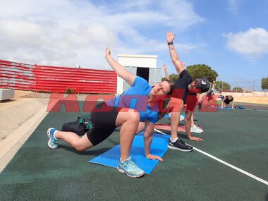 Anita Holmesland og Stefan Nystedt trener yoga på treningsleir til Spania med SK Vidar og Team RP