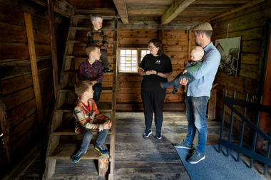 Besøkande på Nordfjord Folkemuseum