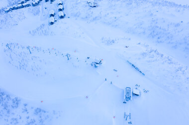 Drone over skiheis