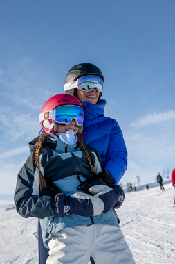 Familie på ski