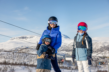 Familie på ski