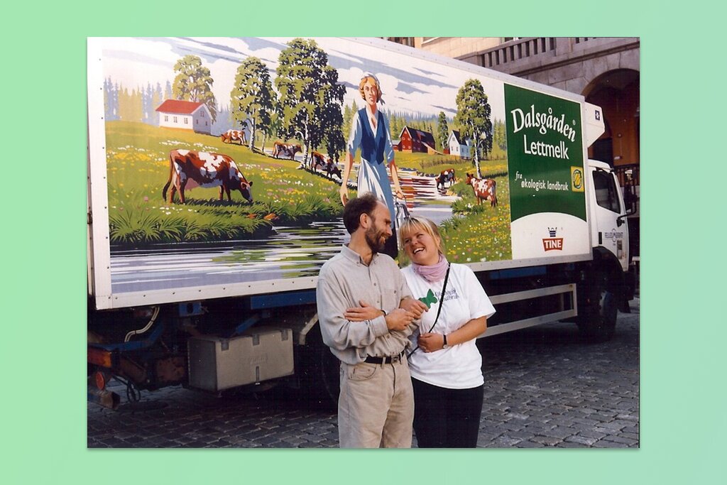 Kirsti Rønning og Emil Mohr fra Debio poserer foran TINE-bilen som endelig skulle distribuere økologisk melk til forbrukere på Østlandet, 1995.